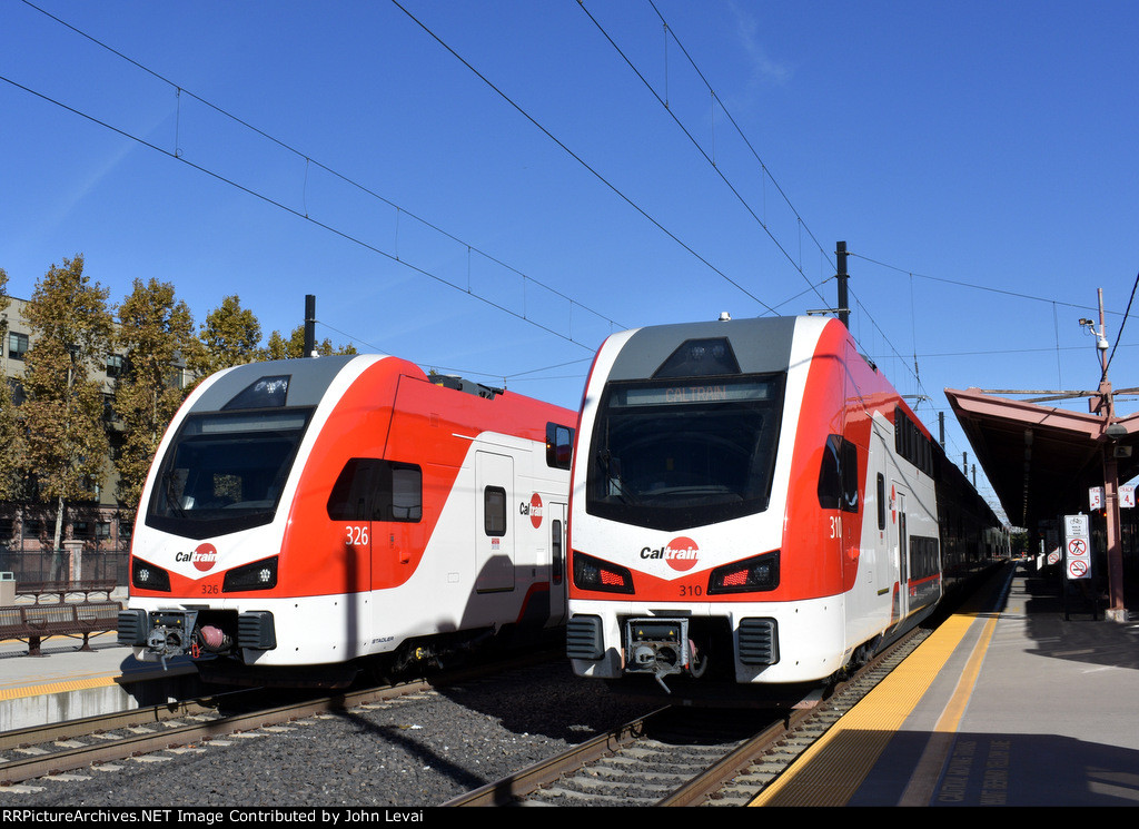 Two Stadler KISS MU Sets keep each other company 